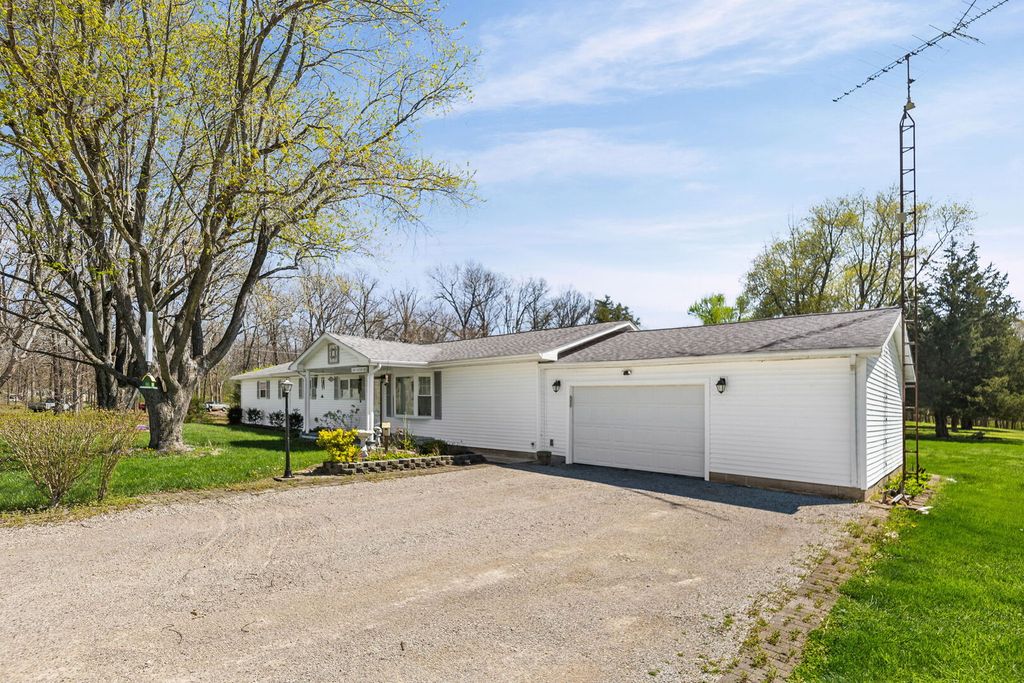 Image 3 of property listing at 3192 Nation Road, Salem, IL 62881