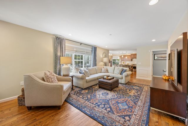31 Nathan Hale Court, Cheshire, CT 06410