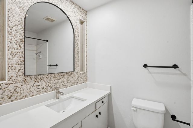 8660 Kingspoint Drive, Dallas, TX 75238