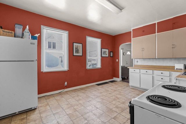 1897 E NEWBERRY STREET, Appleton, WI 54915