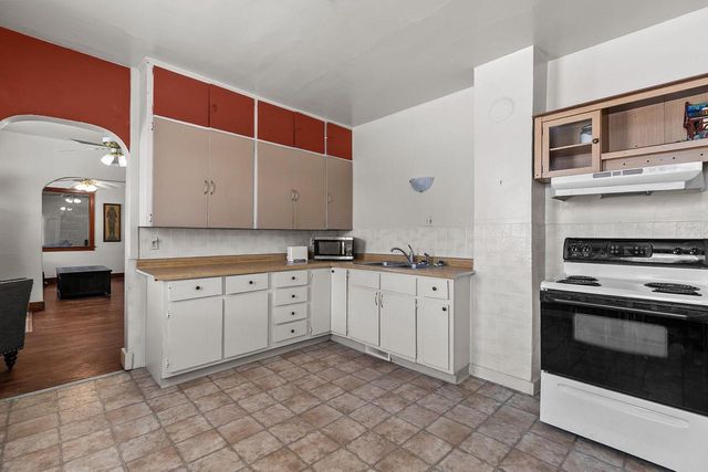 1897 E NEWBERRY STREET, Appleton, WI 54915