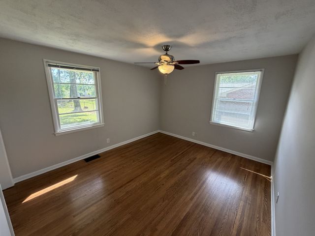 720 Robert Burns Dr, Nashville, TN 37217