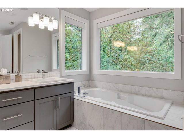 9629 Sw 18TH Pl, Portland, OR 97219