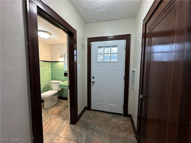 512 Clearmont Drive, Youngstown, OH 44511