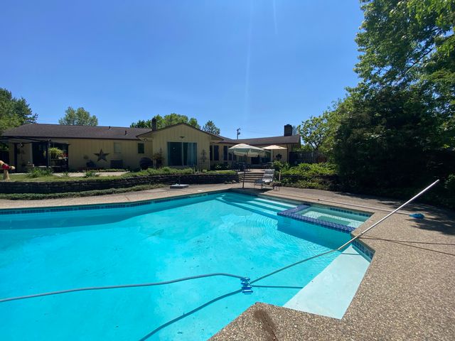 555 Foreman Street SE, Lowell, MI 49331