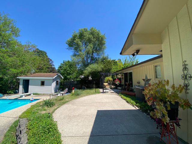 555 Foreman Street SE, Lowell, MI 49331