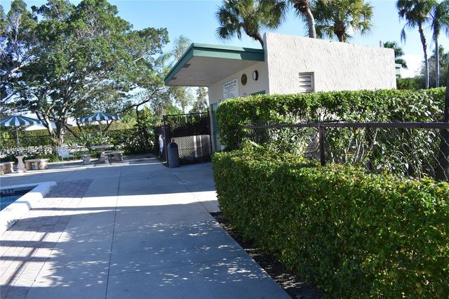 454 Lakeview Dr 2, Weston, FL 33326