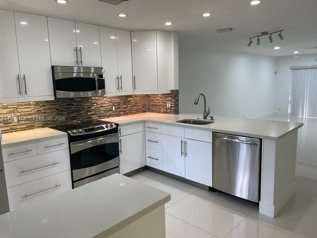 454 Lakeview Dr 2, Weston, FL 33326