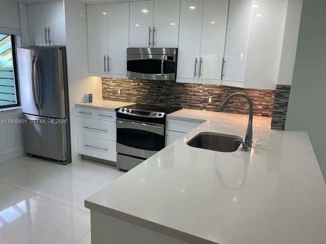 454 Lakeview Dr 2, Weston, FL 33326