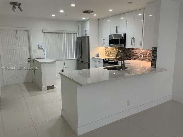 454 Lakeview Dr 2, Weston, FL 33326