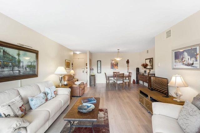 1906 E Shorewood BOULEVARD #255, Shorewood, WI 53211