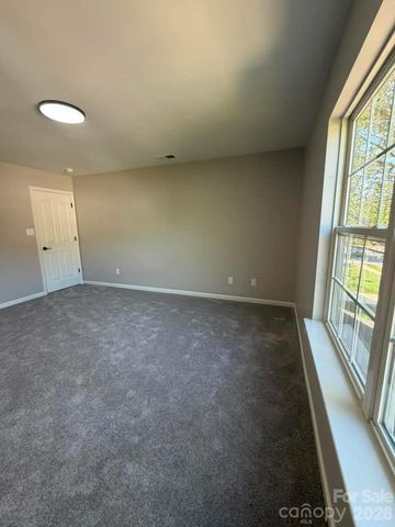 8207 Belmont Stables Drive, Charlotte, NC 28216