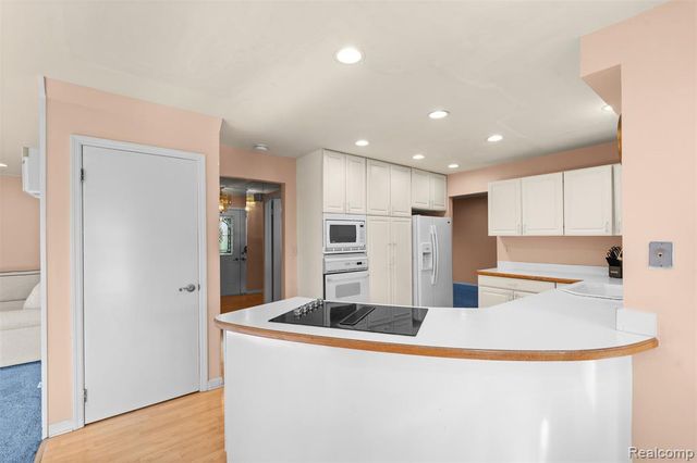 5686 Stratford Drive, West Bloomfield, MI 48322