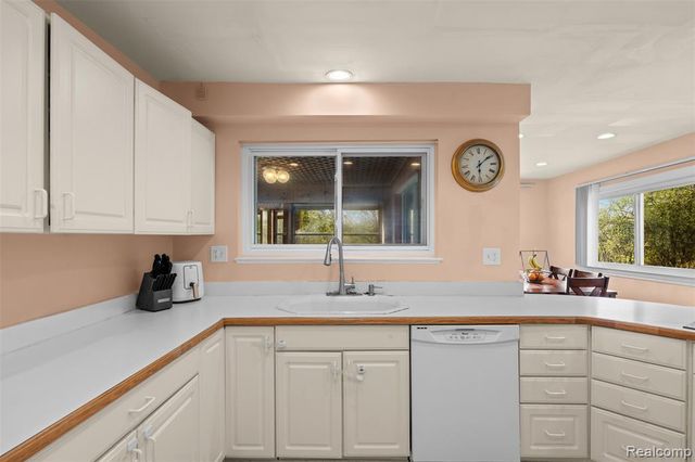 5686 Stratford Drive, West Bloomfield, MI 48322