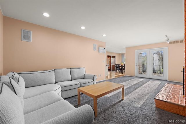 5686 Stratford Drive, West Bloomfield, MI 48322