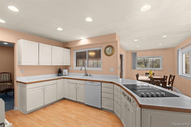 5686 Stratford Drive, West Bloomfield, MI 48322