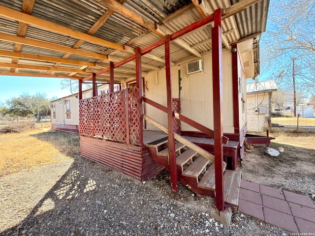 613 Avenue J, Poteet, TX 78065