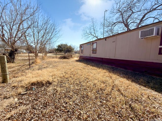 613 Avenue J, Poteet, TX 78065