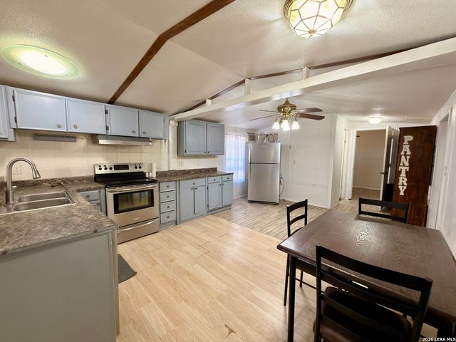 613 Avenue J, Poteet, TX 78065