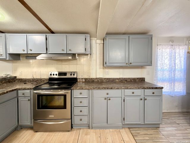 613 Avenue J, Poteet, TX 78065