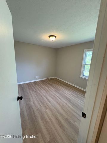 7709 Kim Dr, Louisville, KY 40214