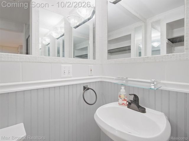 3548 Valleyview Court, West Bloomfield Charter Township, MI 48323