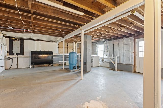 689 Knotty Oak Road, Coventry, RI 02816