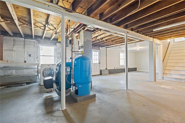 689 Knotty Oak Road, Coventry, RI 02816