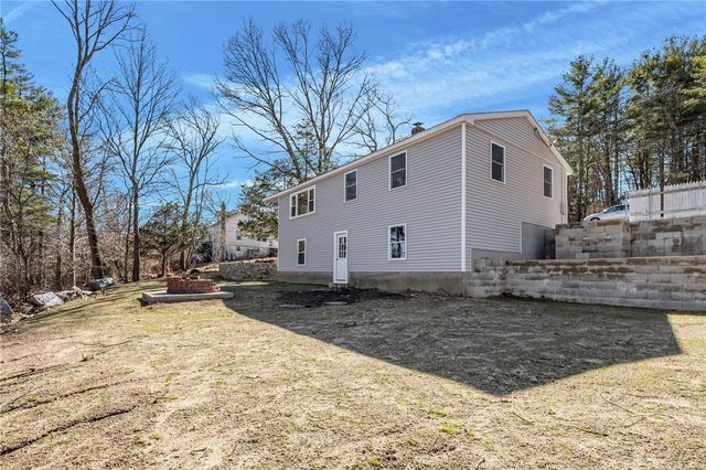 689 Knotty Oak Road, Coventry, RI 02816