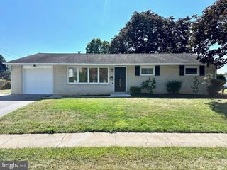 5218 STUART DR, Mechanicsburg, PA 17055