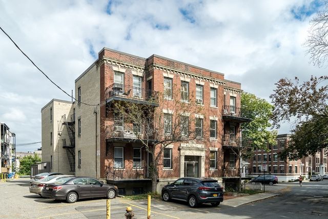 8 Kinross Rd 4, Boston, MA 02135