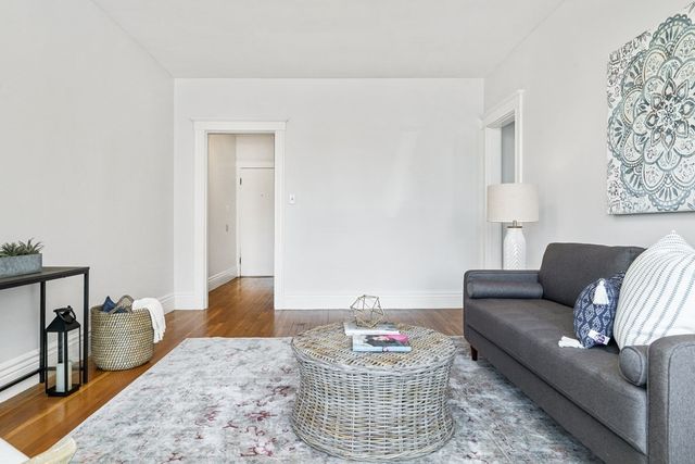 8 Kinross Rd 4, Boston, MA 02135