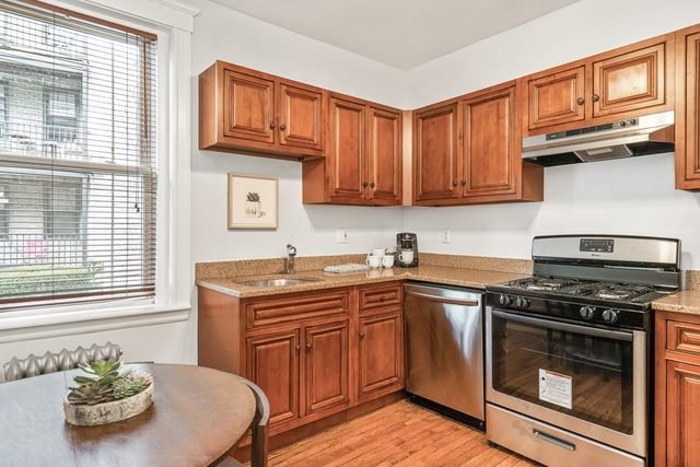 8 Kinross Rd 4, Boston, MA 02135
