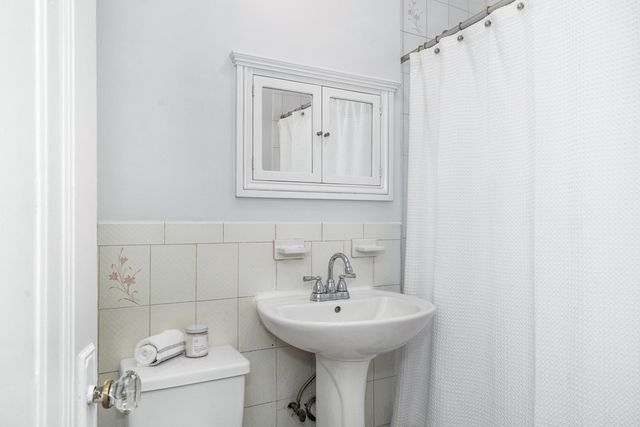 8 Kinross Rd 4, Boston, MA 02135