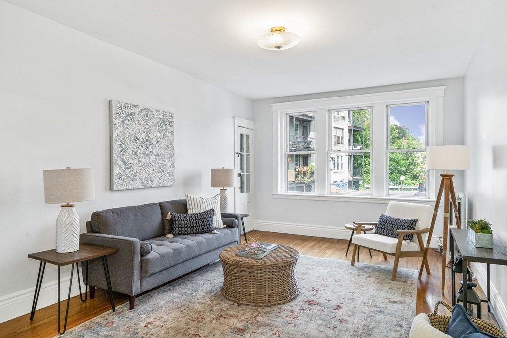 8 Kinross Rd 4, Boston, MA 02135