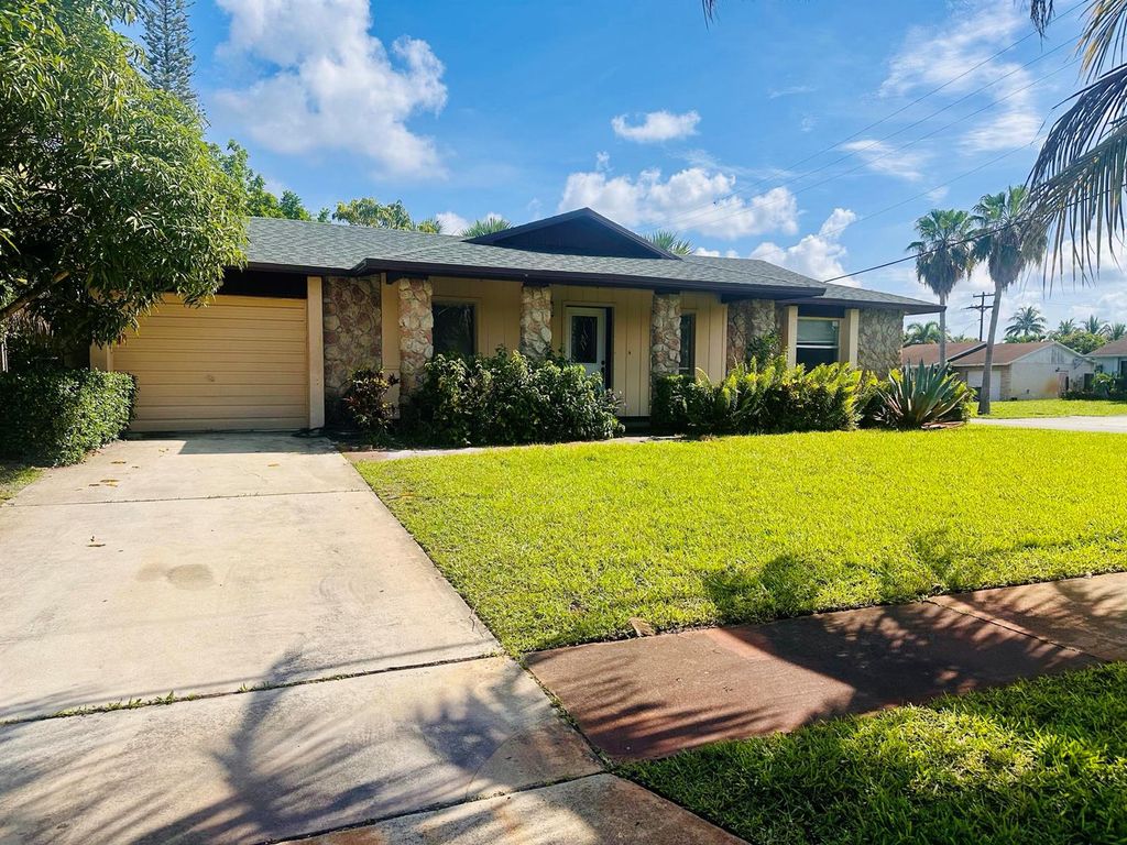 6245 Saxon Boulevard, West Palm Beach, FL 33417