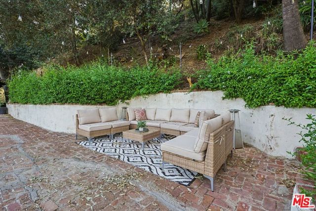 8718 Crescent Drive, Los Angeles, CA 90046