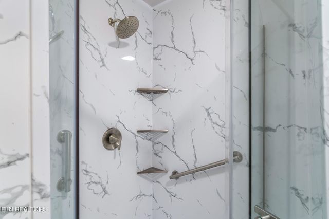 115 Lake Circle, Harriman, TN 37748