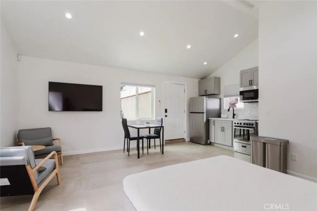 6440 Lindley Avenue, Reseda, CA 91335