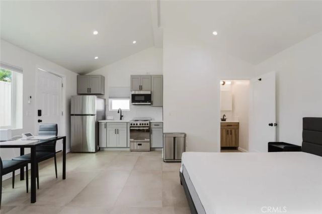 6440 Lindley Avenue, Reseda, CA 91335
