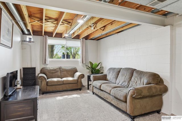 9332 Redman Circle, Omaha, NE 68134