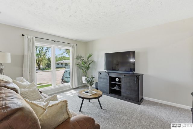 9332 Redman Circle, Omaha, NE 68134