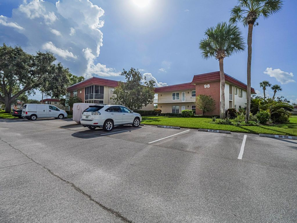 98 Spring Lake Drive 205, Vero Beach, FL 32962