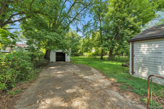 26005 Currier Street, Dearborn Heights, MI 48125