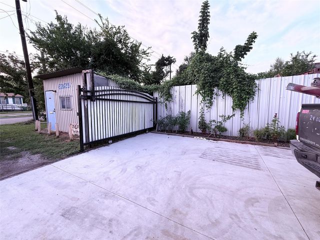 6325 Cullen Boulevard, Houston, TX 77021