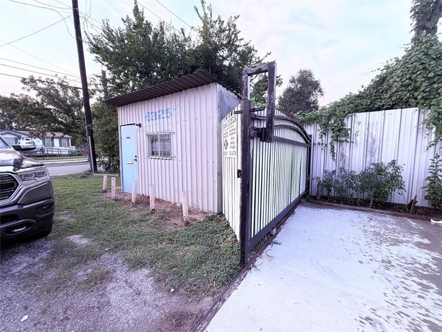 6325 Cullen Boulevard, Houston, TX 77021