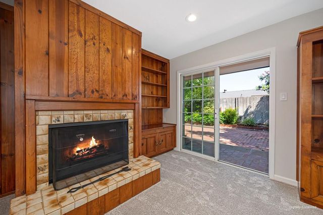 8941 La Riviera Dr, Sacramento, CA 95826