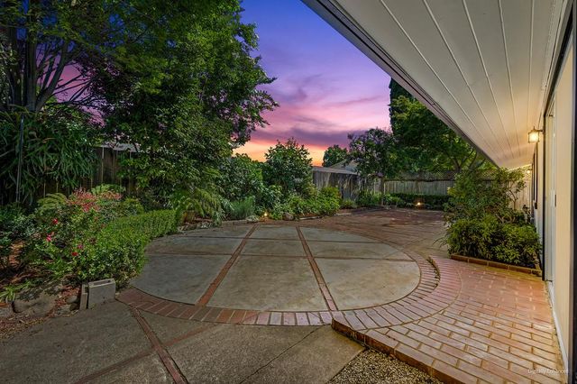 8941 La Riviera Dr, Sacramento, CA 95826
