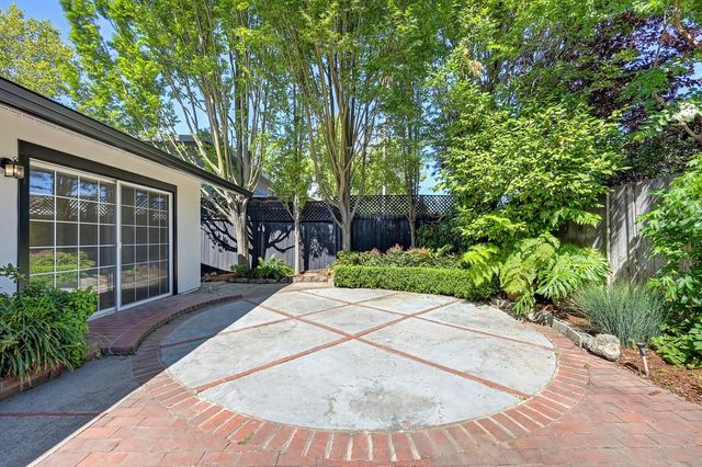 8941 La Riviera Dr, Sacramento, CA 95826