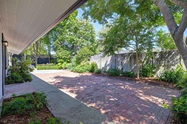 8941 La Riviera Dr, Sacramento, CA 95826
